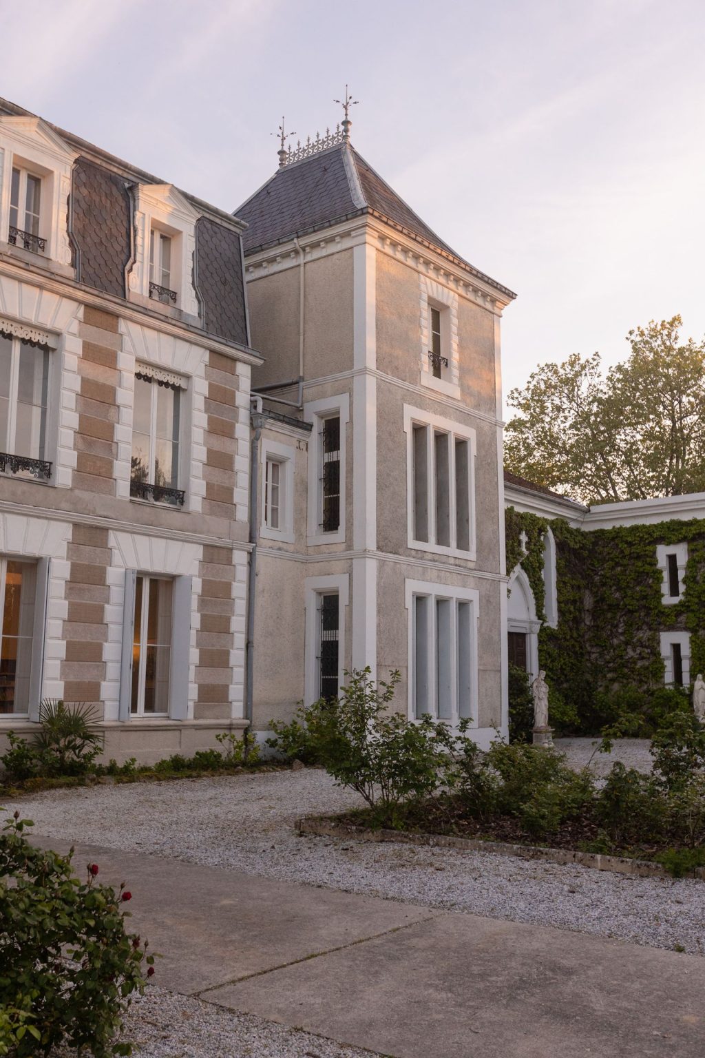 Château Saint Joseph FAM trip in the South of France: the château façade at golden hour
