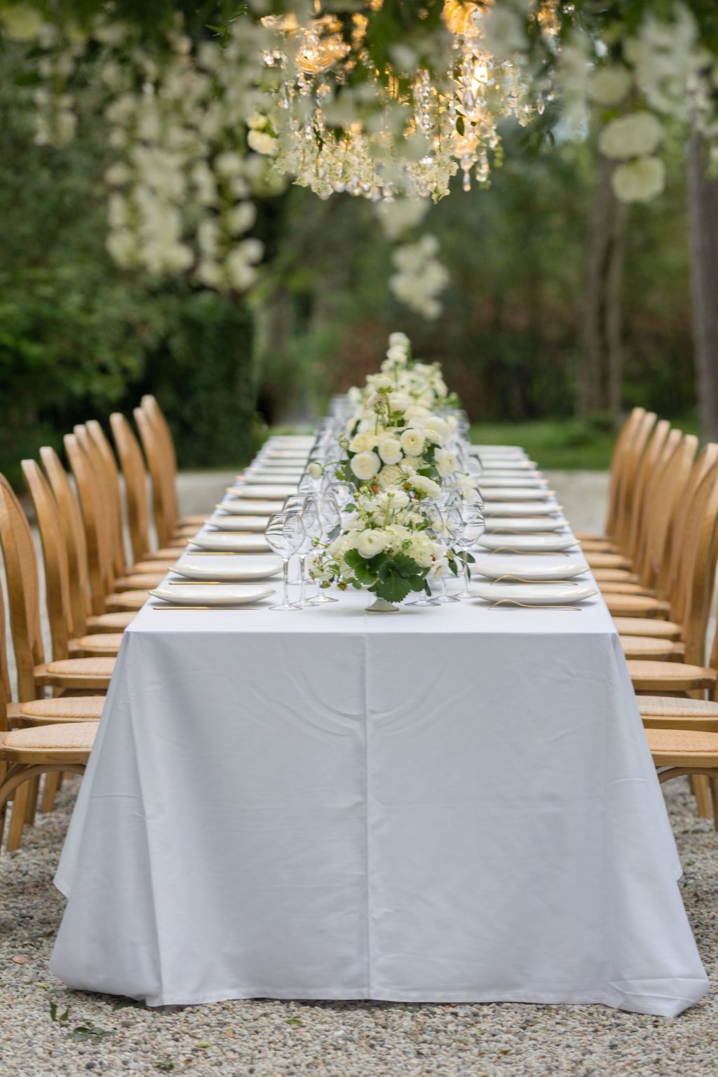 Château Saint Joseph FAM trip in the South of France: the white-and-gold tablescape