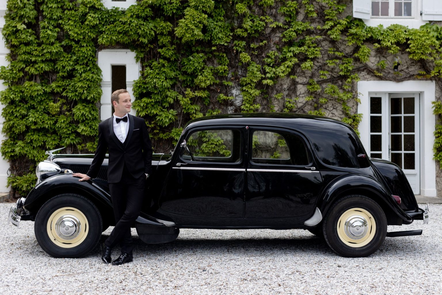 Château Saint Joseph FAM trip in the South of France: a vintage car in front of the ivy-covered château