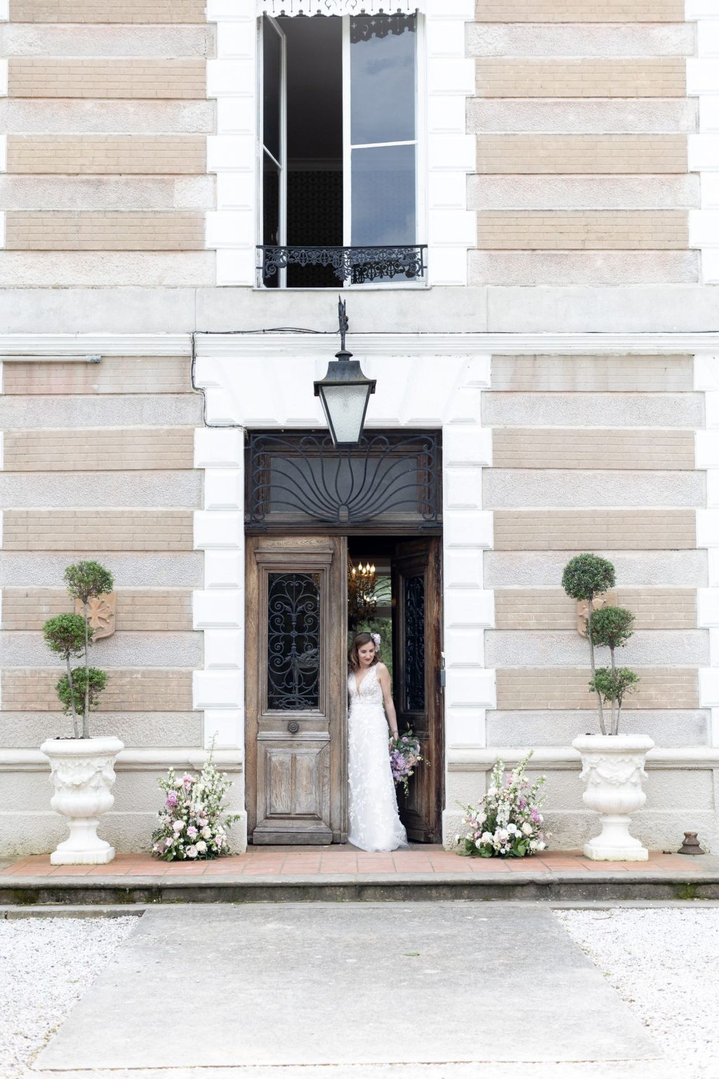 Château Saint Joseph FAM trip in the South of France: the styled-shoot couple at the château door