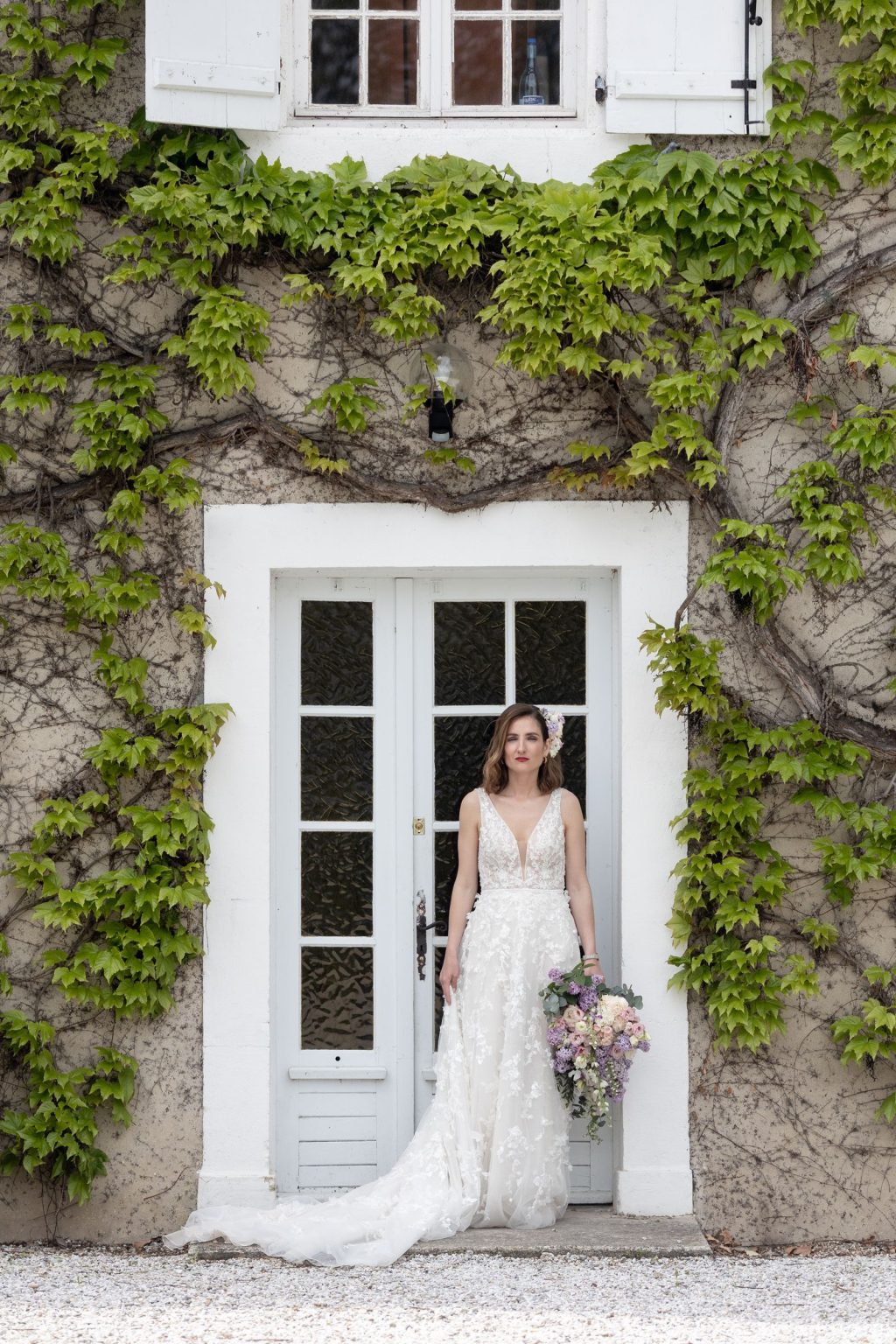 Château Saint Joseph FAM trip in the South of France: the bride framed by ivy