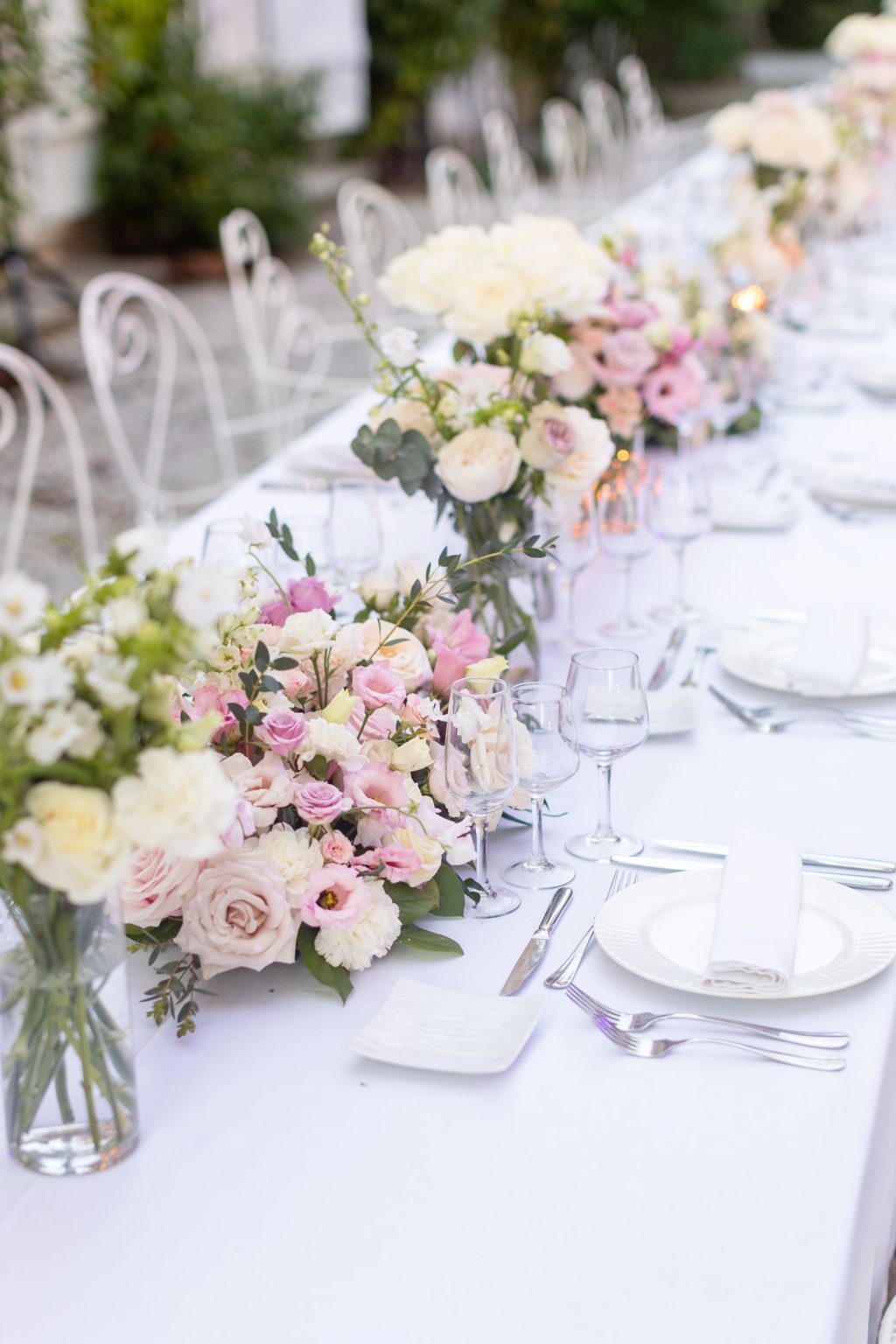 Château Saint Joseph FAM trip in the South of France: pink and white florals down the table