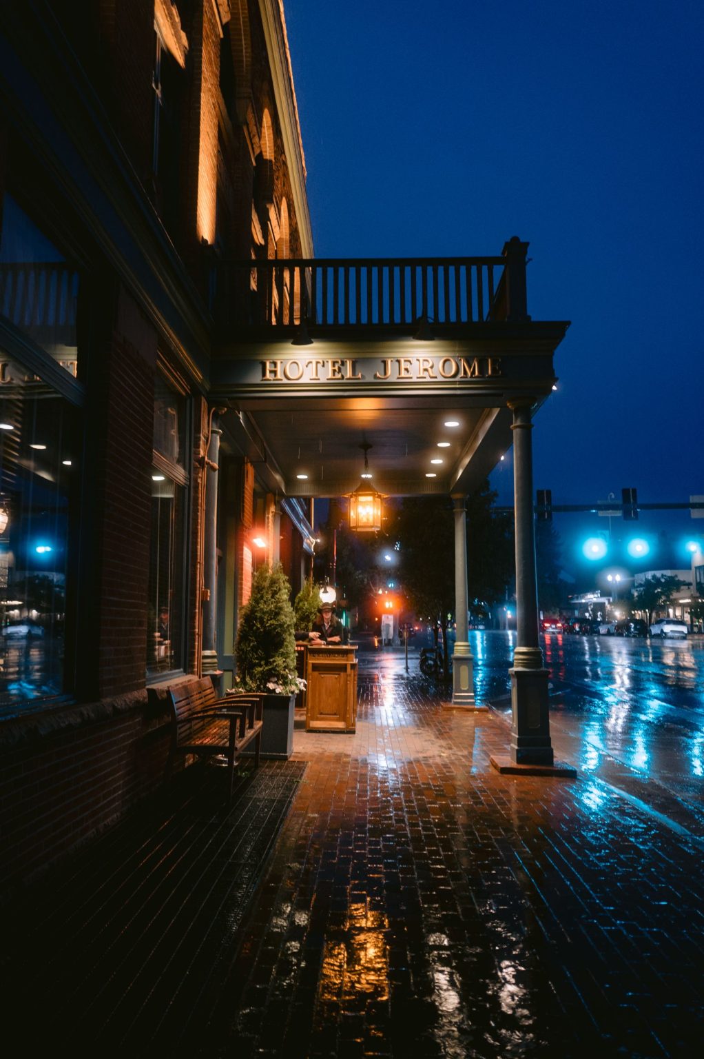 Addy & Nick's wedding at Hotel Jerome, Aspen: Hotel Jerome on a rainy evening