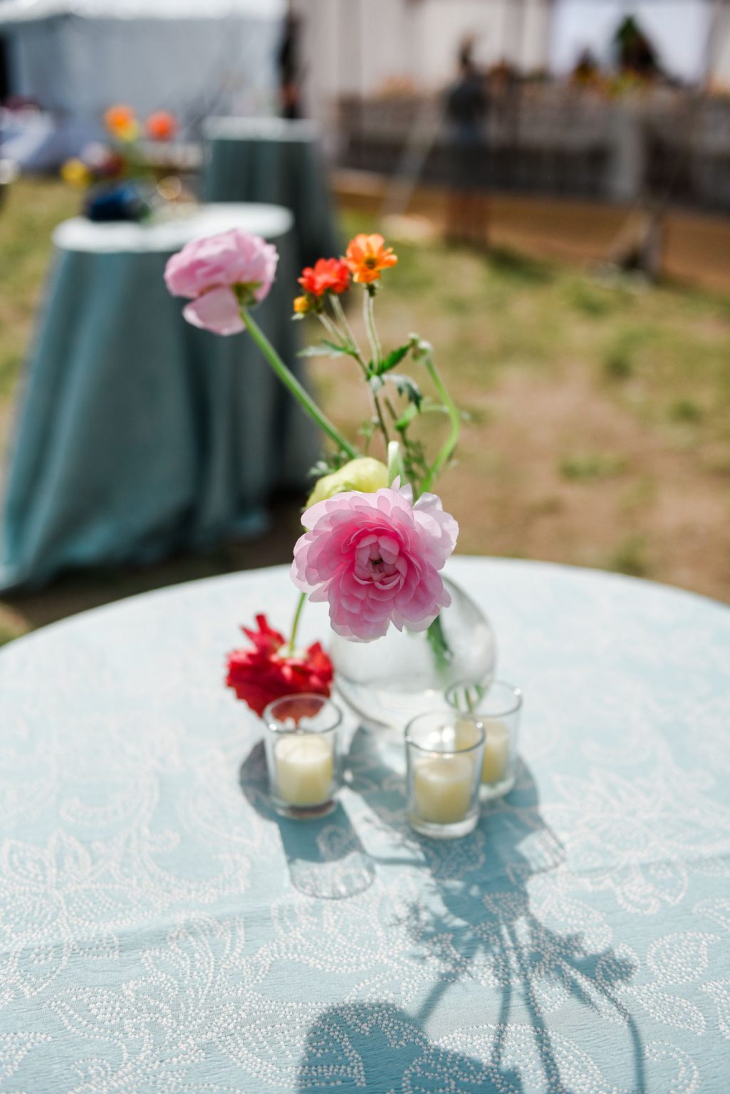 Julie & Tobias's wedding on the Northstar Preserve, Aspen: a cocktail table with a single bloom