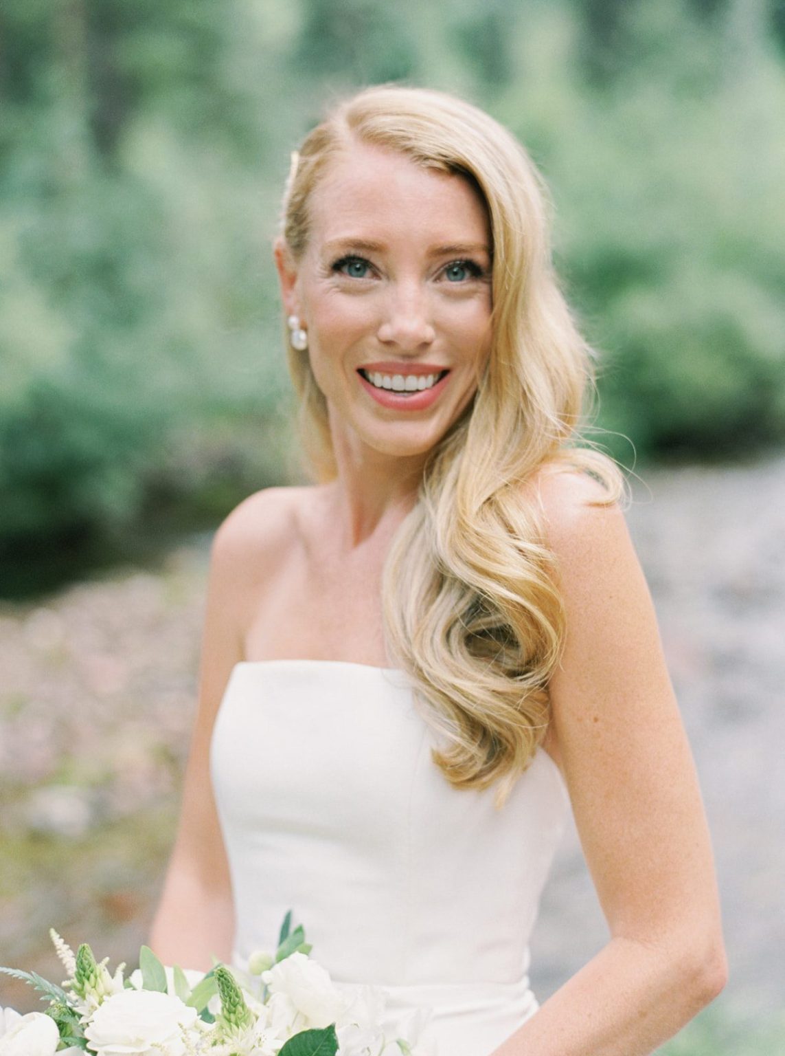 Meredith and Jason's wedding at T Lazy 7 Ranch, Aspen: portraits by the river