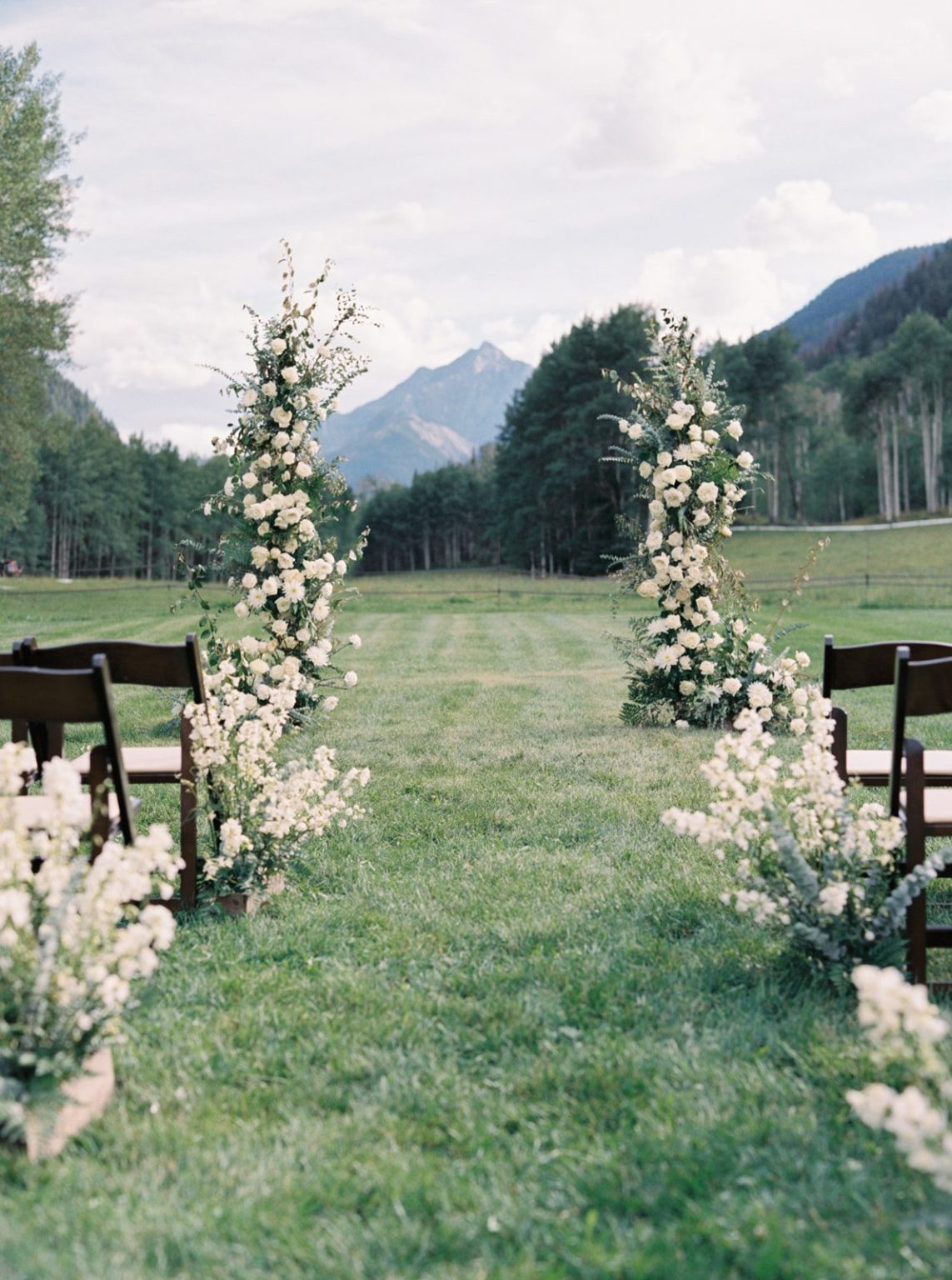 Meredith and Jason's wedding at T Lazy 7 Ranch, Aspen: portraits by the river