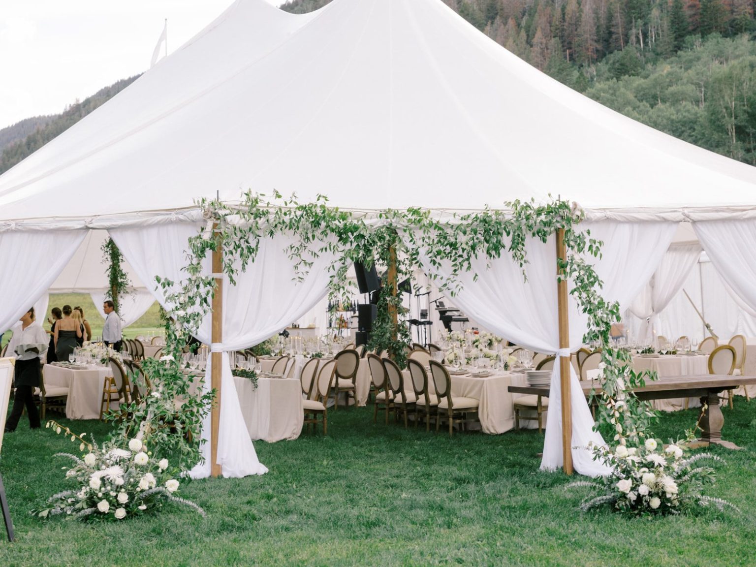 Meredith and Jason's wedding at T Lazy 7 Ranch, Aspen: cocktail hour